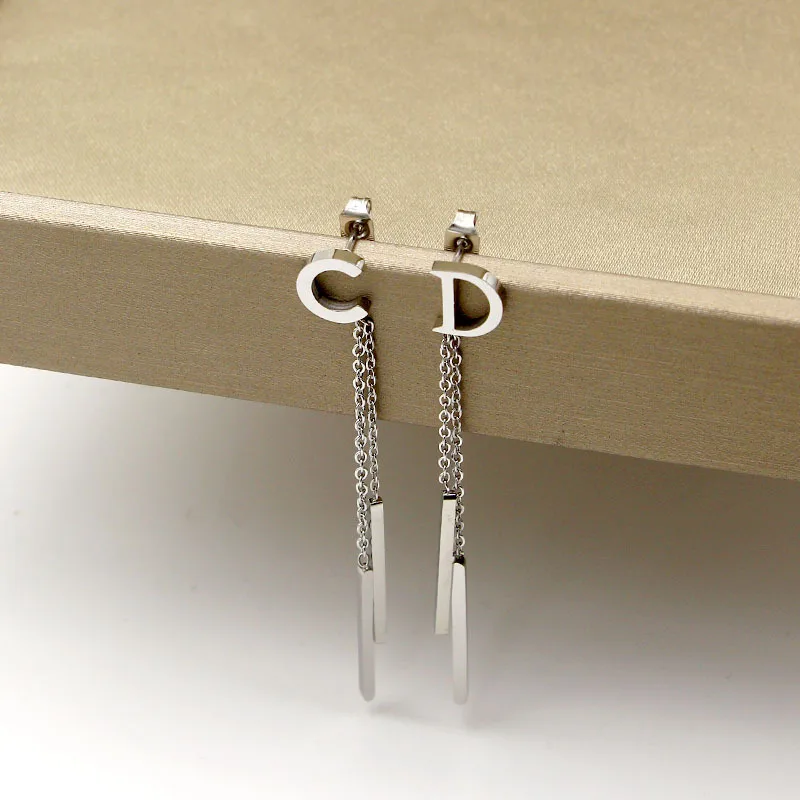 Новый CD буквы и кисточкой Висячие серьги женские модницы Титан Сталь длинные