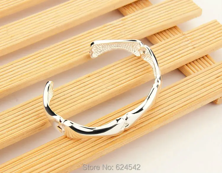 Женский серебряный браслет обтягивающие блестящие боковые элементы. Модные