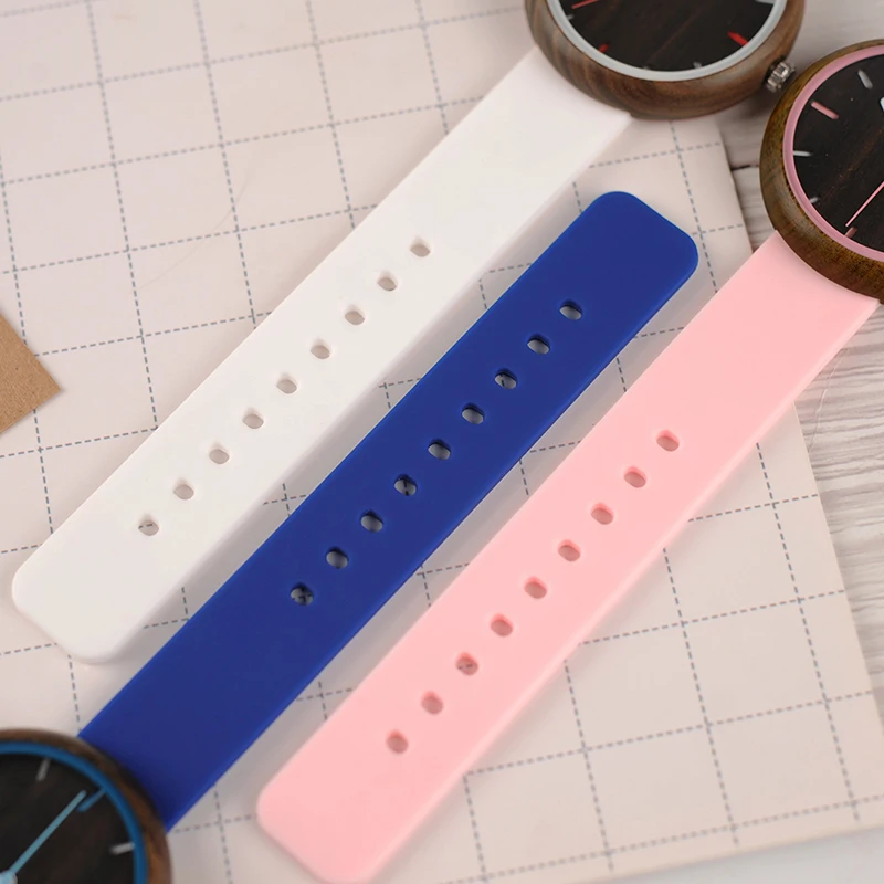 Часы женские кварцевые с силиконовым ремешком в деревянной подарочной