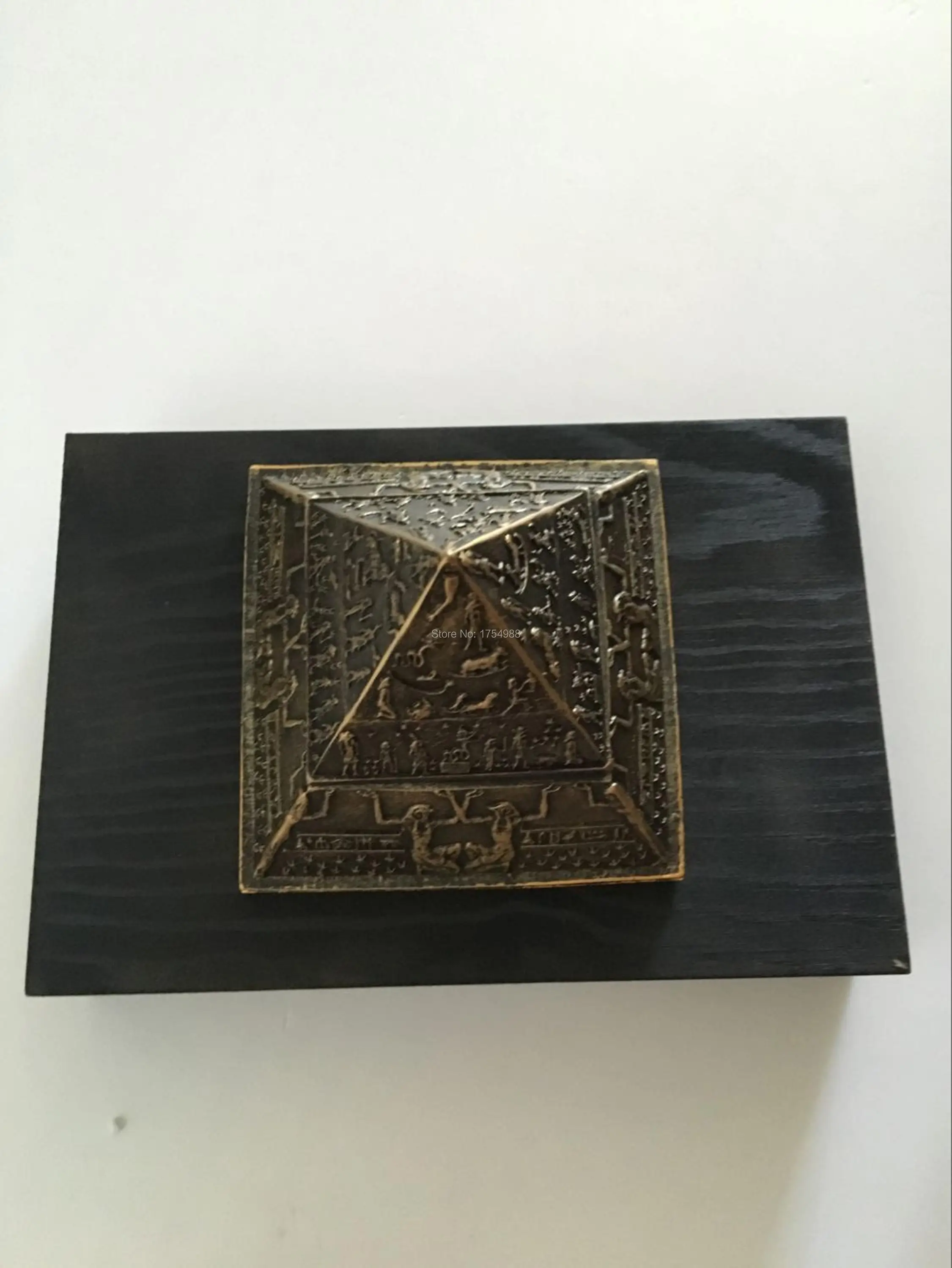 Египетская тема побега из реальной жизни поместите статую пирамиды обратно