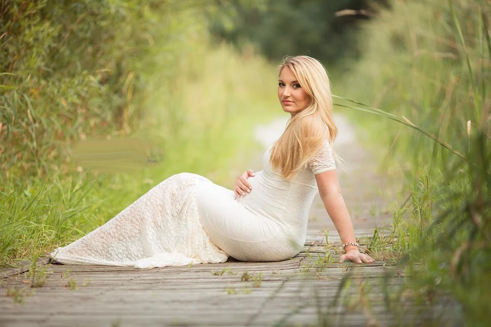 Длинное кружевное платье для фотографирования беременных с v-образным вырезом