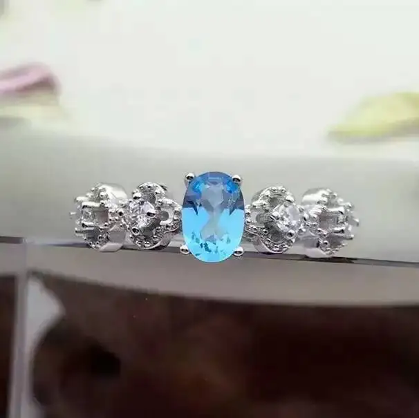 Женское кольцо из серебра 100% пробы с натуральным голубым топазом 4 Х6 мм |