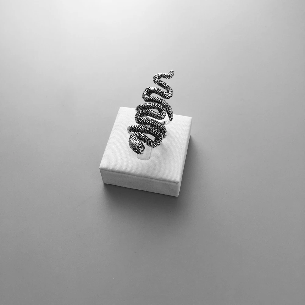 Обручальные кольца с черным кубическим цирконием в виде змеи новинка 2018 модные