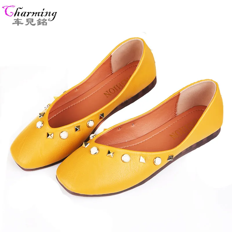 Мода 2017 г. женская обувь на плоской подошве с заклепками и жемчуг осень лето