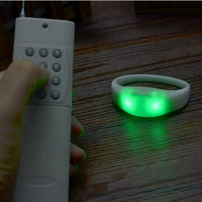 СВЕТОДИОДНЫЕ светящиеся RGB Сменные белые силиконовые браслеты с 12 клавишами дистанционного управления для музыки вечерние события 300 шт./партия