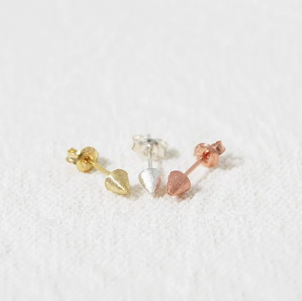 

Модные серьги-гвоздики в форме конуса для женщин