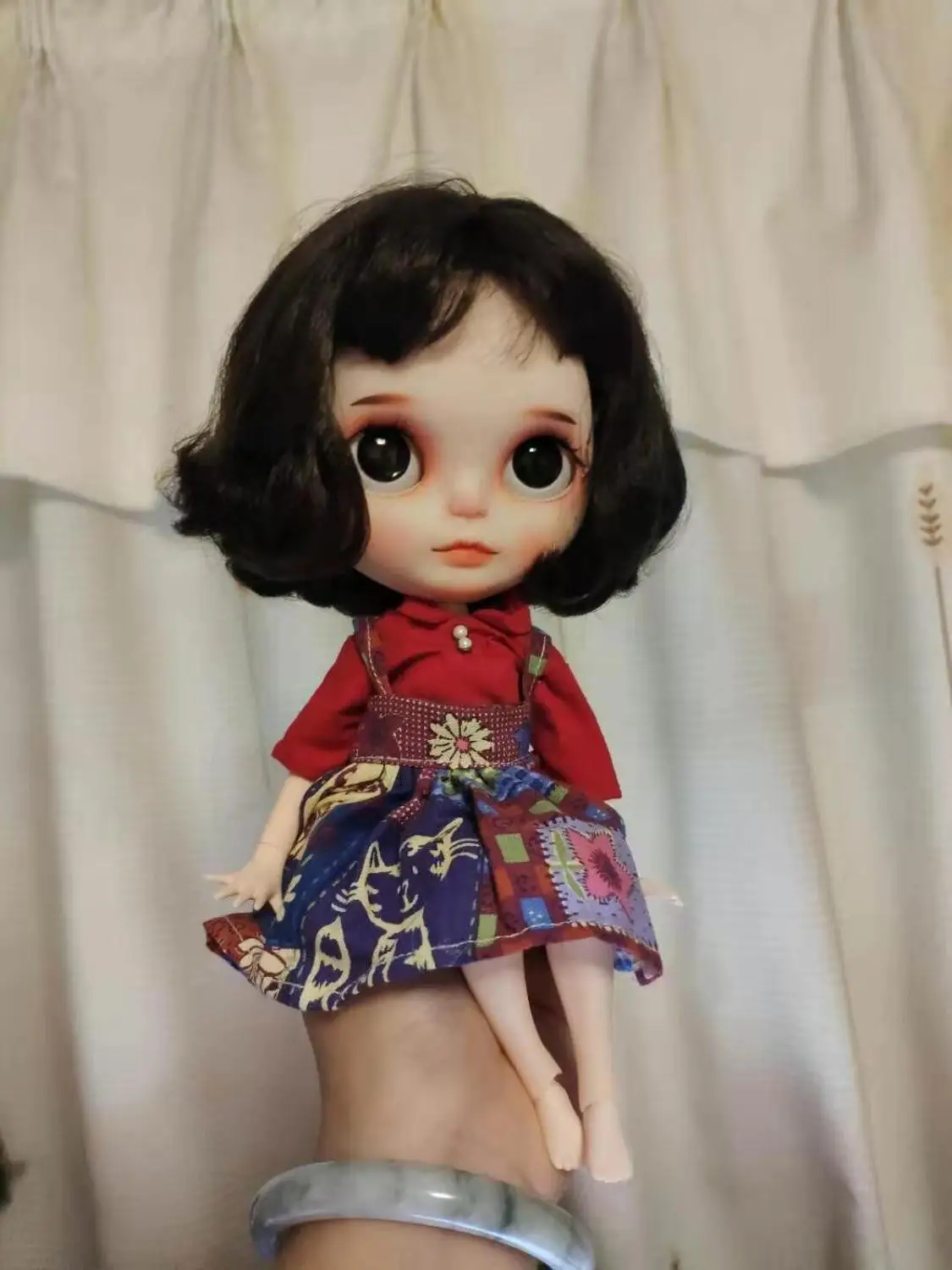 

Nineteen joints dark brown wavy hair cute short hair doll Excluding clothes.