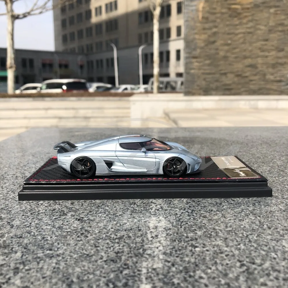 Полимерная модель автомобиля SophiArt Koenigsegg Regera 1:43(серебристый/синий)+ маленький подарок