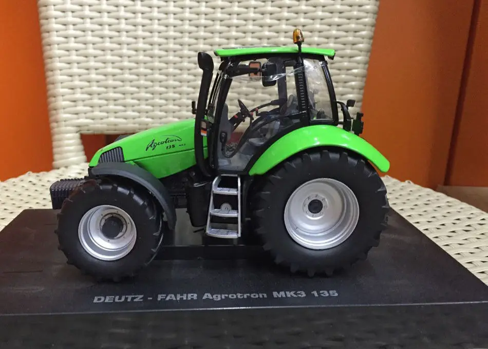 

Universal hobbies DEUTZ-FAHR AGROTRON 135 MK3 1:32 Scale Tractor UH5245
