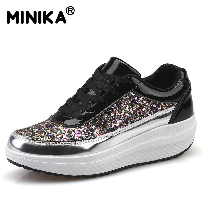 Женская повседневная обувь на танкетке визуально увеличивающая рост модель 2017