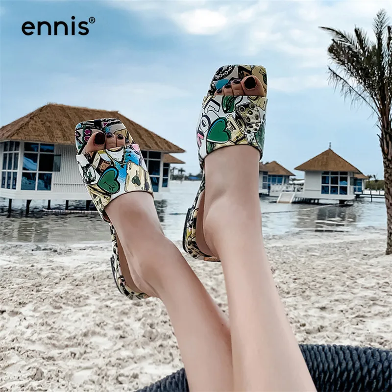 ENNIS/ г.; женские шлепанцы в богемном стиле; кожаные шлепанцы с открытым носком и цветным принтом; женские пляжные шлепанцы на плоской подошве; модная летняя обувь; Новинка; M980