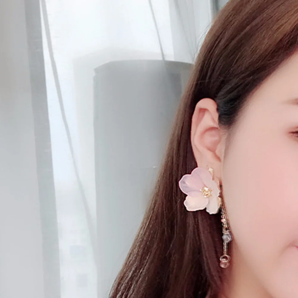 Женские акриловые серьги гвоздики с кисточками и бусинами из