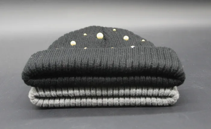 Вязаные шапочки с жемчугом женская шапка большими помпонами из меха енота