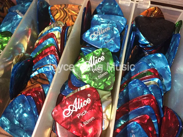 Медиатор для гитары (с перламутровым рисунком).Материал целлулоид толщина 0 81 мм.