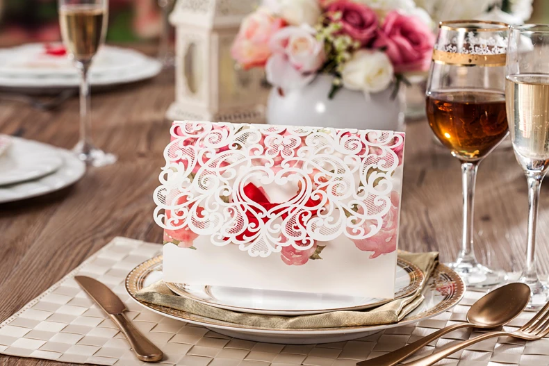 Элегантный белый Цвет Свадебное приглашение с красным бантом лазерная резка