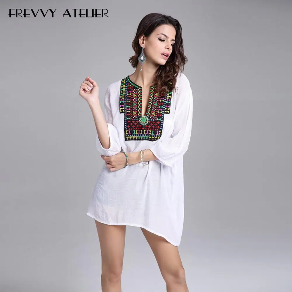 Белое платье с вышивкой хлопковое v образным вырезом в богемном стиле мини ампир
