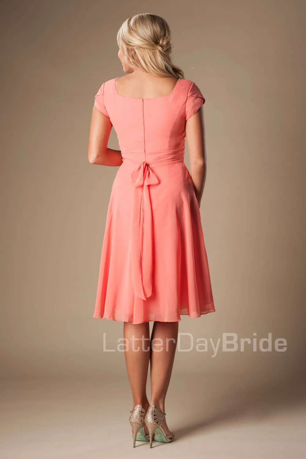 Повседневные коралловые шифоновые Короткие Скромные платья для подружки