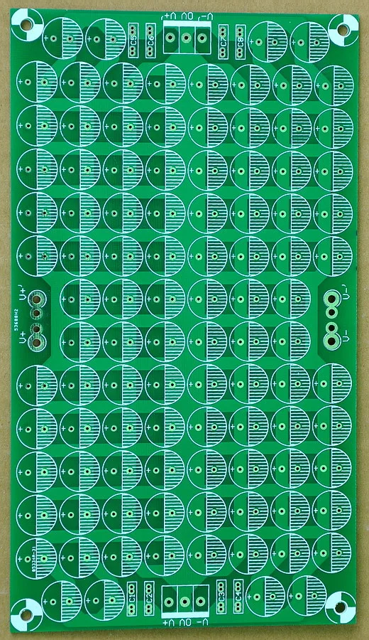 Конденсаторный фильтр с неизолированной печатной платой поддерживает