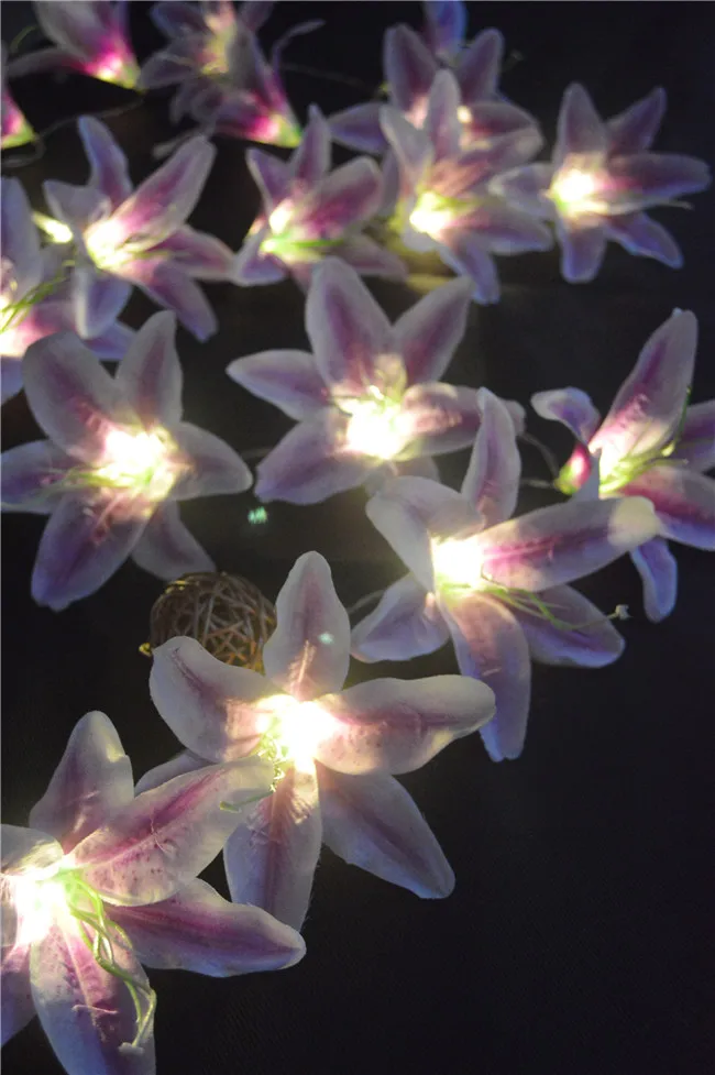 Батарея приведенный в действие искусственное фиолетовое цветы лилии гирлянда