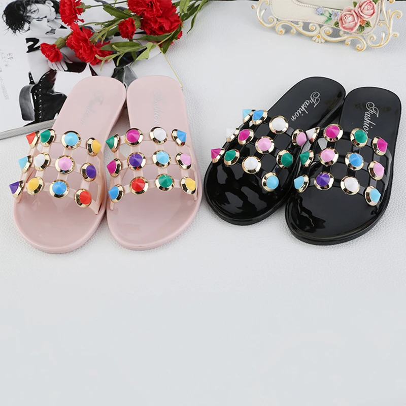 Цветные Шлепанцы из ПВХ с заклепками женская пляжная обувь ярких цветов вырезами