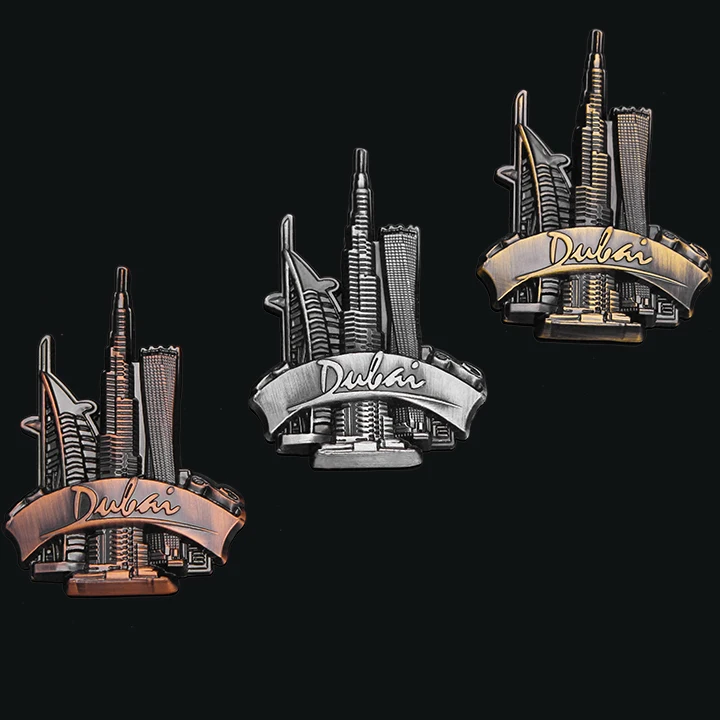 Здание достопримечательности Дубая имеет красный серебряный желтый трехцветные