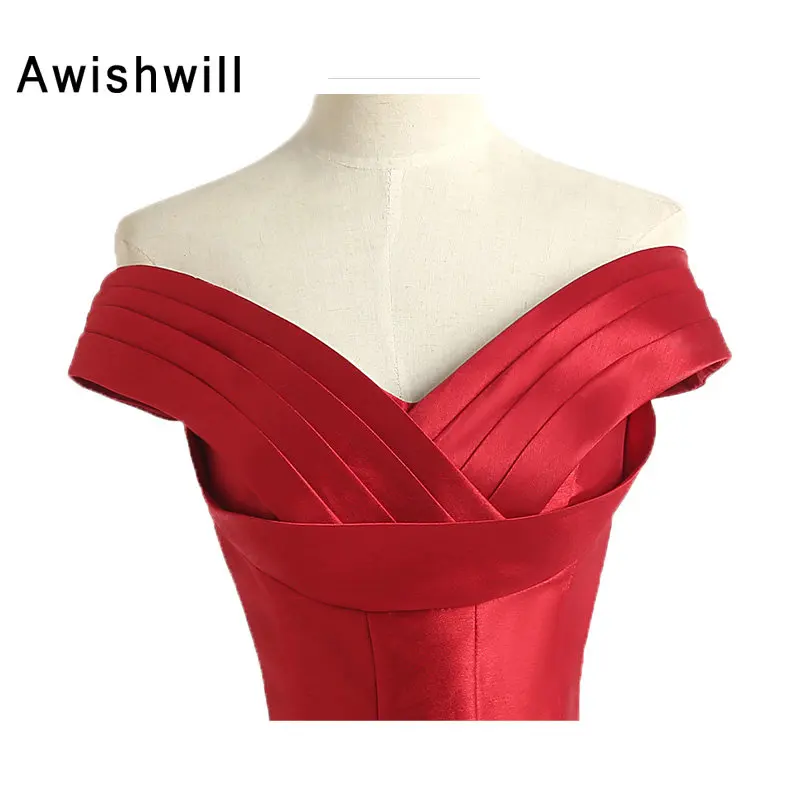 Женское винтажное вечернее платье красное атласное в пол с V-образным вырезом и