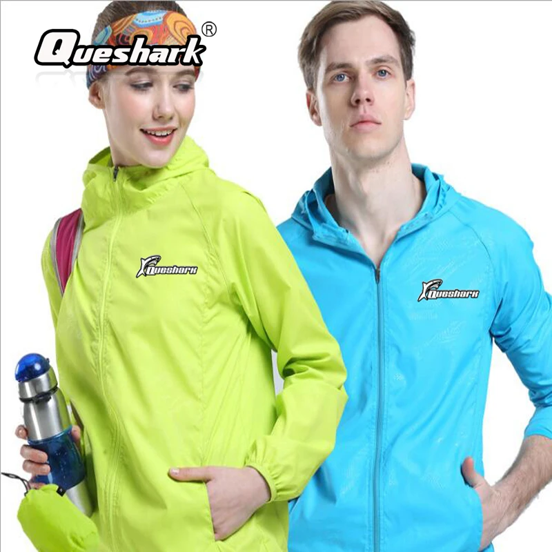 Queshark открытый с капюшоном для мужчин и женщин быстросохнущая кожа Велоспорт куртки Анти-УФ водонепроницаемый ветрозащитный Джерси пальто Кемпинг Туризм Куртка