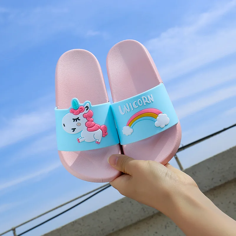 Pink Тапочки с единорогом для маленьких мальчиков и девочек; детские летние пляжные вьетнамки с рисунком радуги; милые домашние тапочки для детей; нескользящая обувь - Цвет: Pink