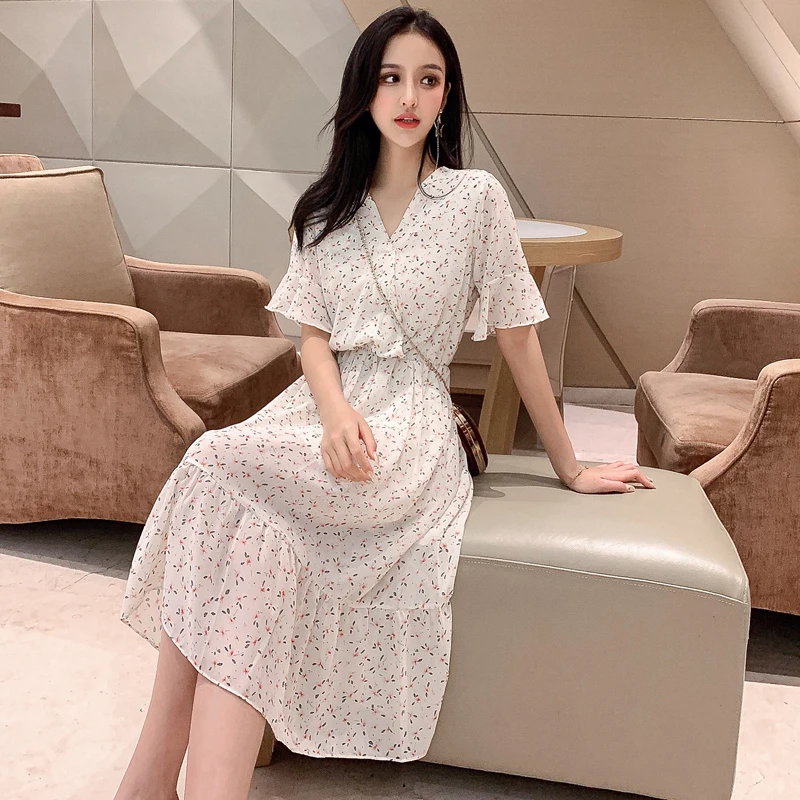 Новое шифоновое платье с v-образным вырезом и цветочным принтом оборками