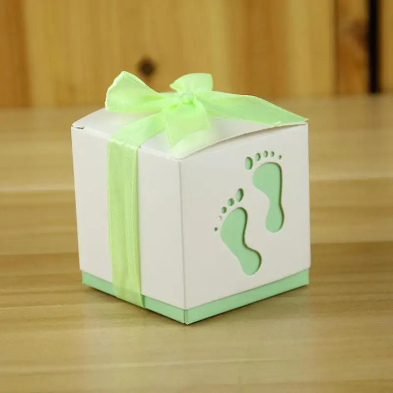 Коробка для конфет "Маленькие следы ножек" с лентой и 100 штуками для подарка на крещение или рождение ребенка.