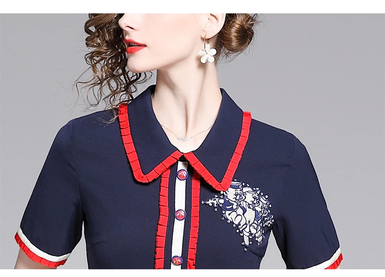 Женское платье-трапеция с коротким рукавом украшенное пуговицами в полоску и