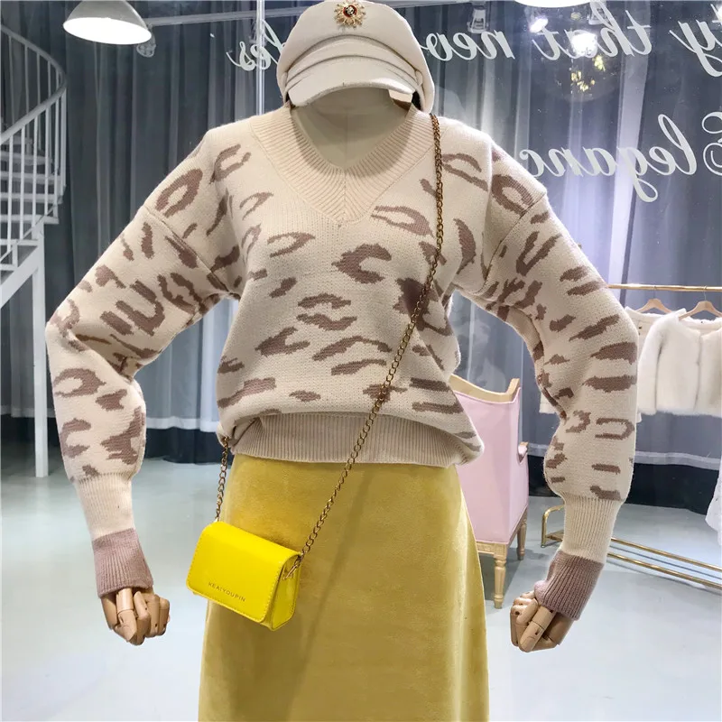 Женский свитер ALPHALMODA свободный с треугольным вырезом и леопардовым принтом на