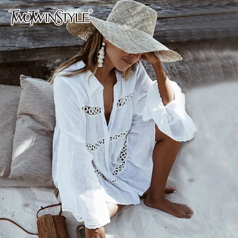 Женское ажурное пляжное платье TWOTWINSTYLE белое платье-рубашка с расклешенными