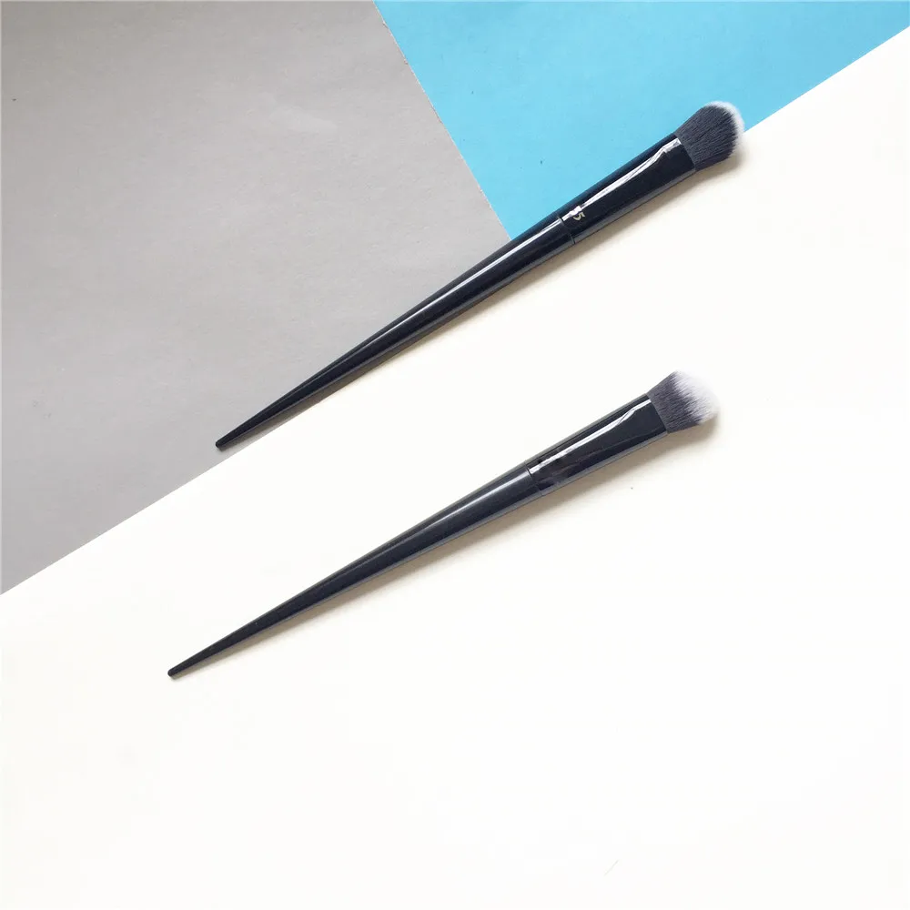 Фиксирующая угловая кисть для консилера #35 наклонная форма теней кисти