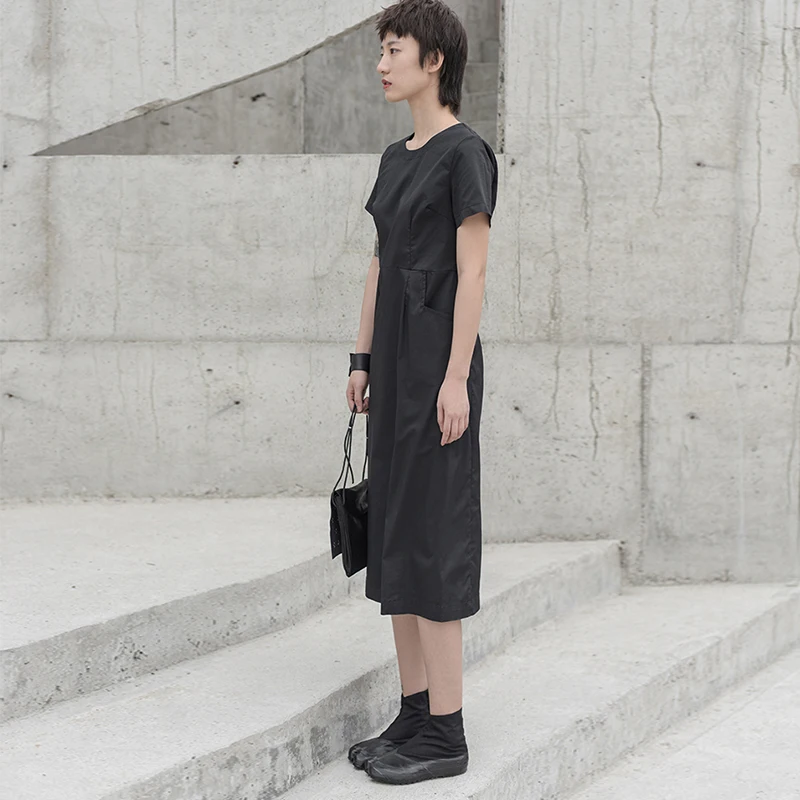 Женское прямое платье с карманами однотонное черное до коленей круглым вырезом