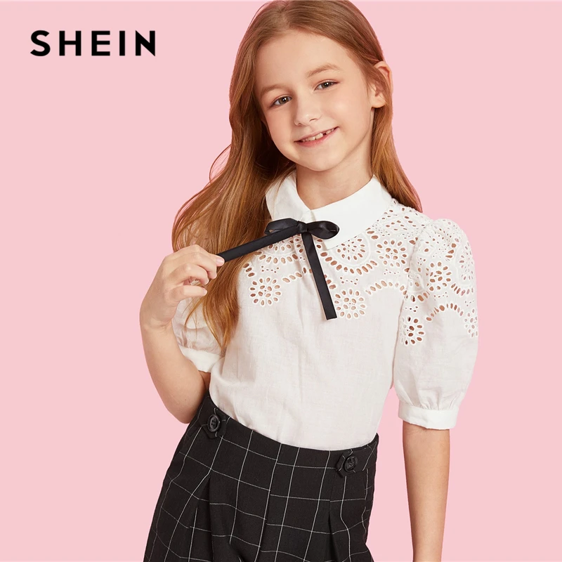 SHEIN kids/белая блузка для девочек с бантом и вырезами спереди; Элегантная блузка для девочек; одежда для детей; коллекция года; сезон лето; милые топы на молнии с пышными рукавами и контрастным кружевом