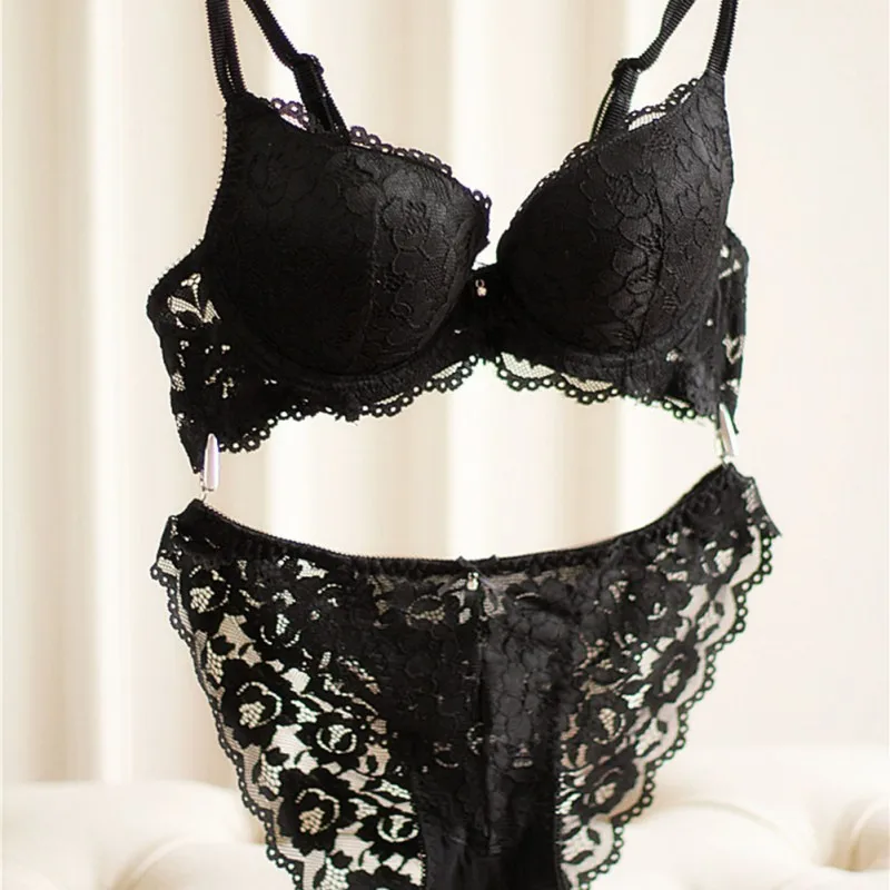 Комплект женского нижнего белья с чашками пуш ап и глубоким V образным