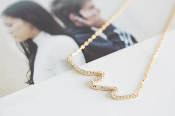 

Модное красивое ожерелье с кулоном и кулоном в виде волны из фианита для женщин