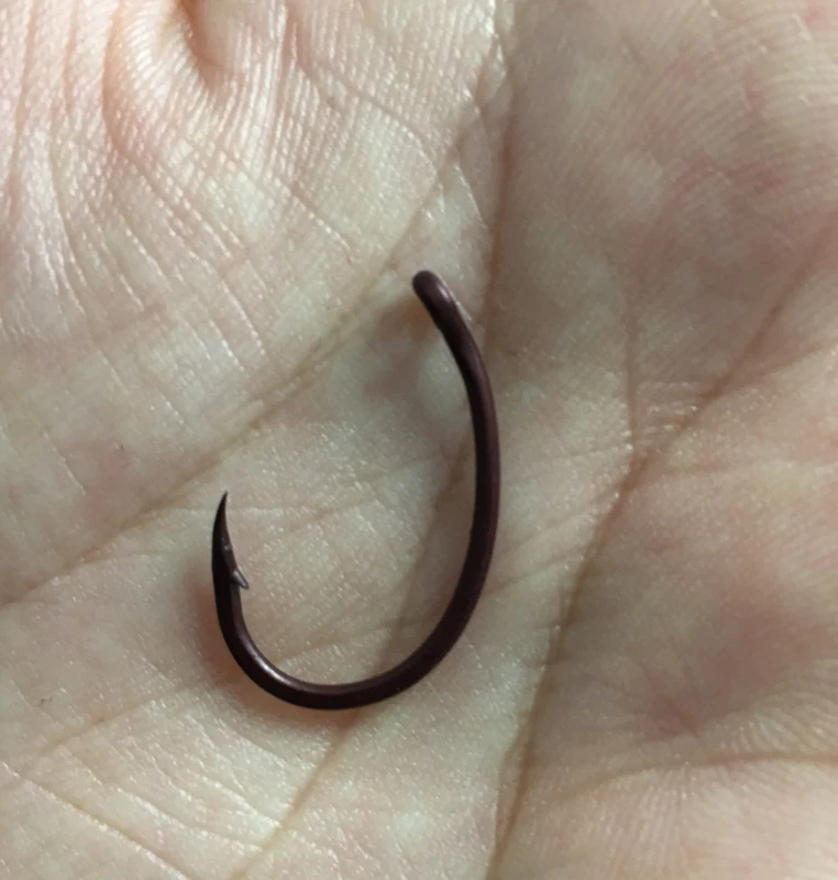 

2023 100 x Camo Brown Wide Gape with Curved Shank & Off Set Point Fishing Hooks - Micro Barbed Non Glared Coated Carp Hooks