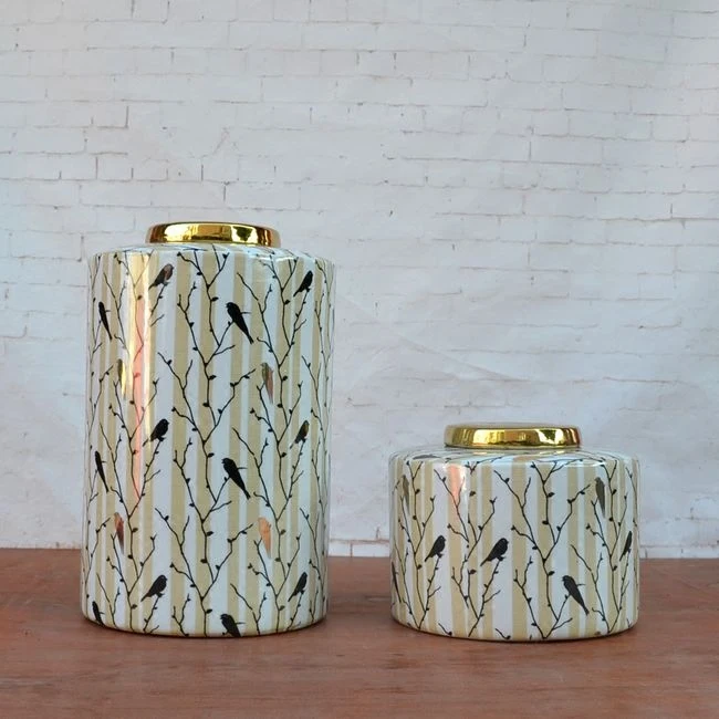 

Tao Caicai ceramic ornaments of European foreign trade round pot with golden flower pattern decoration decorative pot lid