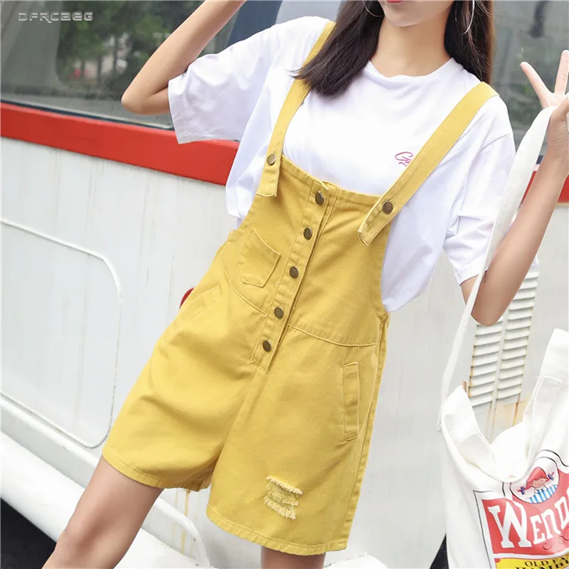 Женский джинсовый комбинезон на подтяжках желтый короткий в уличном стиле