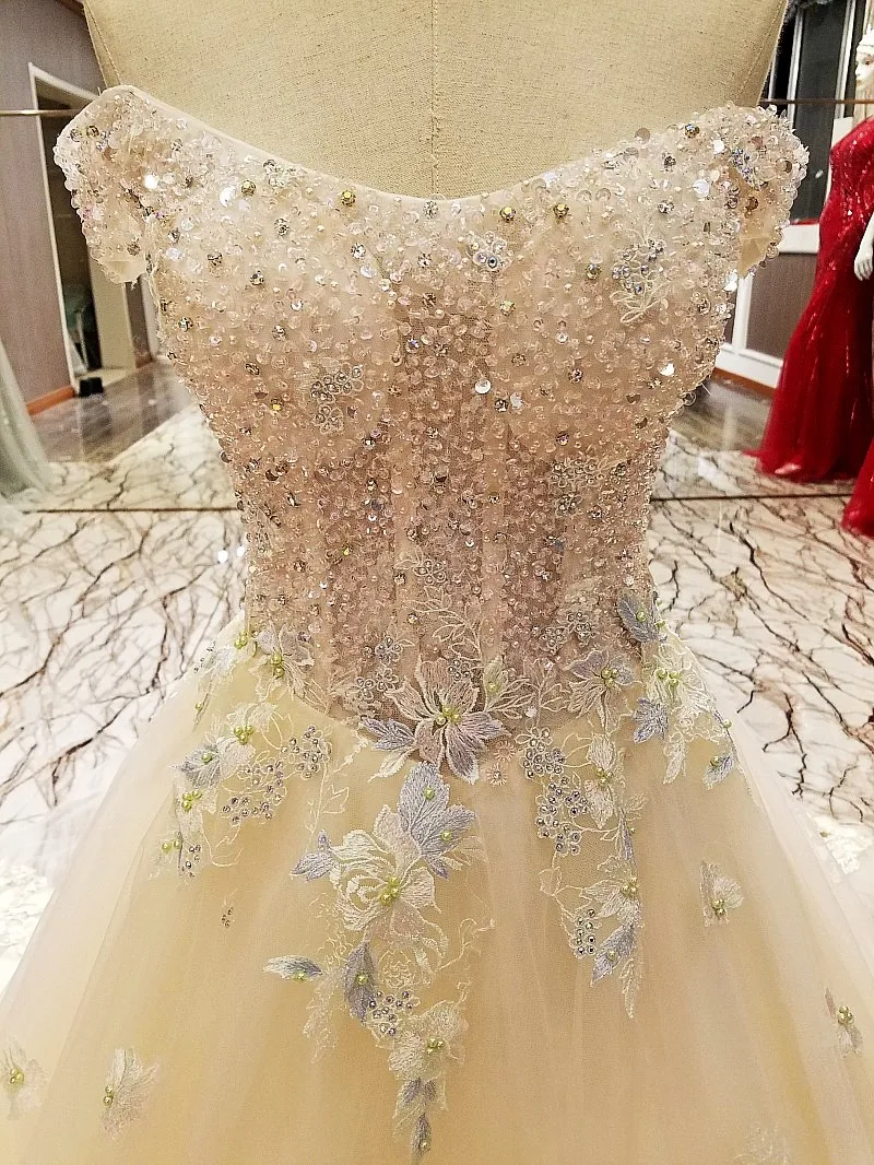 Новое поступление 2017 бальное платье без бретелек с рюшами и аппликацией из