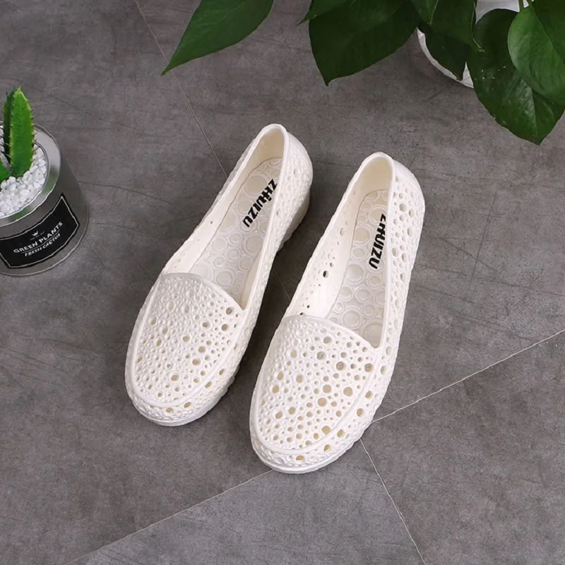 Сандалии желе женские на плоской подошве Нескользящие с вырезами закрытым