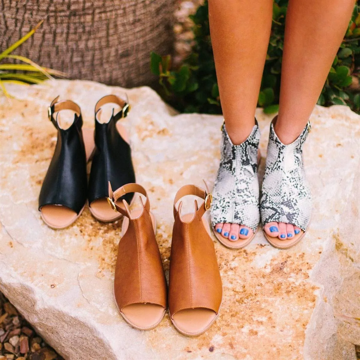 Женские модные сандалии с открытым носком на плоской подошве пряжкой и принтом в