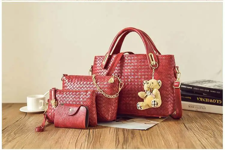 Горячая девушка сумка новая булочка мать медведь коса одного плеча косые руки |