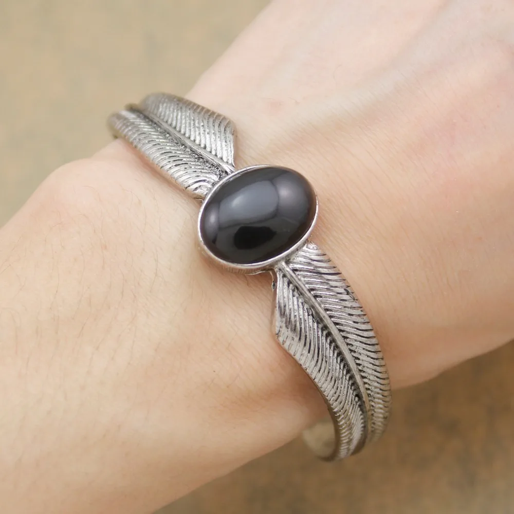 Посеребренный винтажный браслет с крыльями перьями и черным камнем стиль