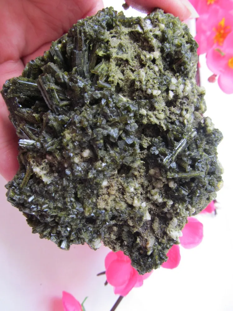 Природный зеленый турмалин с украшением в виде кристаллов грубого камня