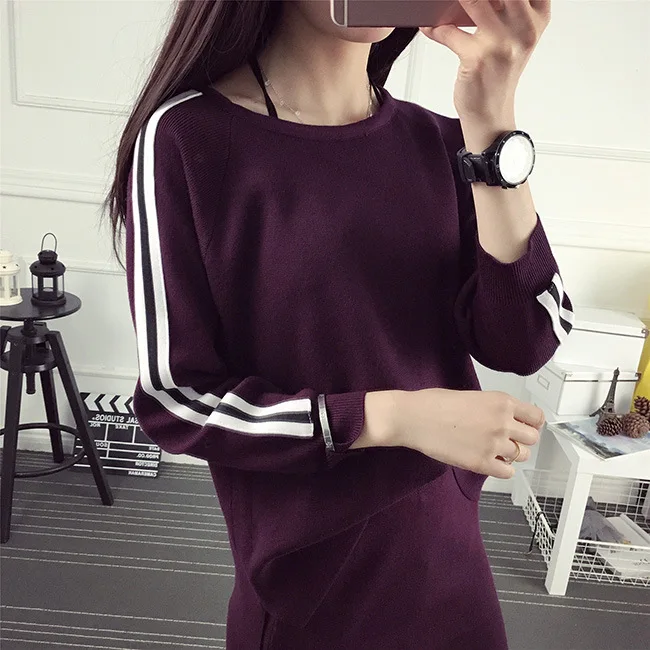 Женский костюм-двойка с юбкой черного и винно-красного цвета облегающий пуловер