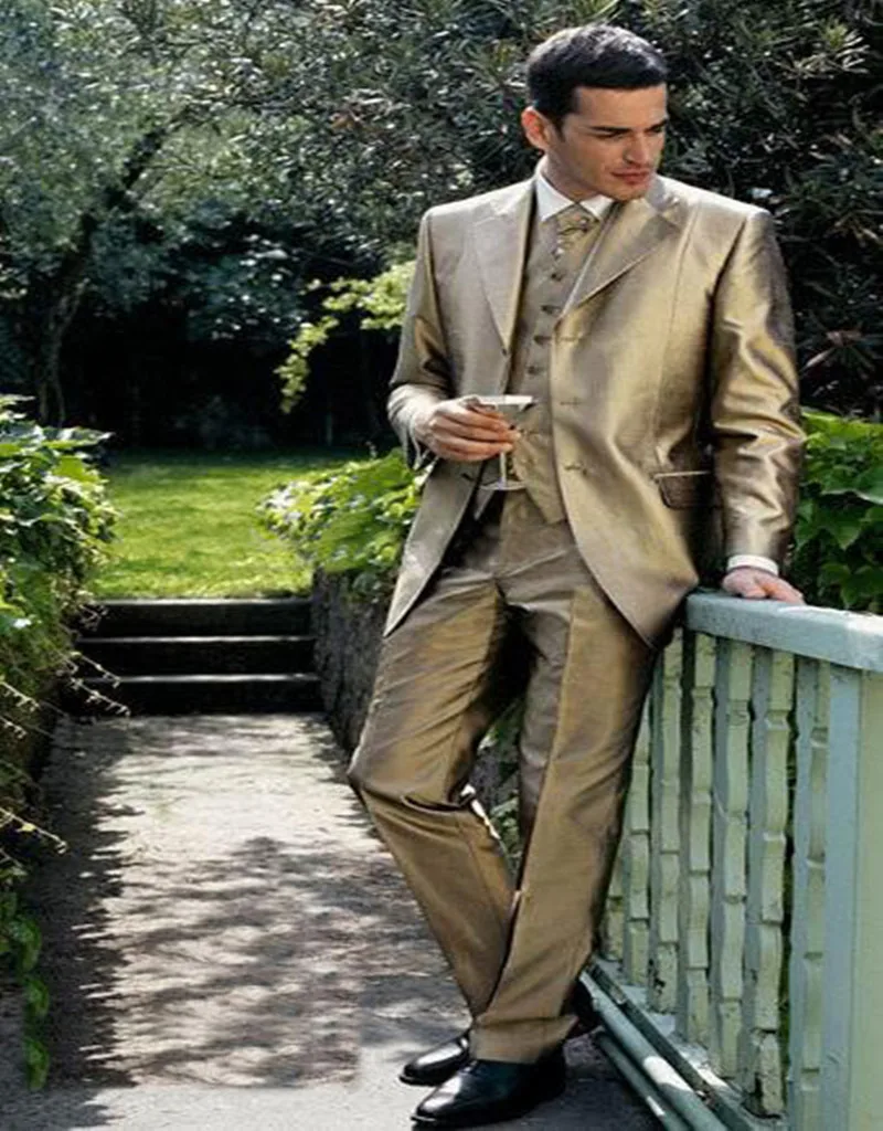 

Индивидуальные золотые смокинги для жениха с тремя пуговицами и вырезом на воротнике/мужские свадебные костюмы для жениха/Одежда для выпускного вечера/западные костюмы/костюмы для лучших мужчин