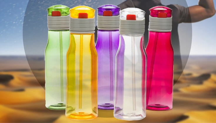 Новая простая пластиковая бутылка для воды лимонного сока студентов не содержит